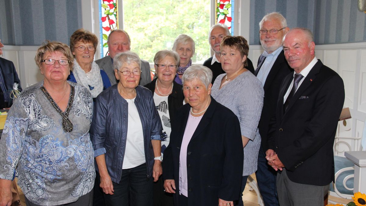 Der Vorstand und einige der Gründungsmitglieder: Roswitha Korella, Ilse Kohn, Hermann Hudtwalcker, Lotti Ploog, Trude Meyer, Annegret Loesing, Hermann Meyer, Susanne Schmelcke, Ernst-August Rieken, Willi Rehm. Foto: Sassen