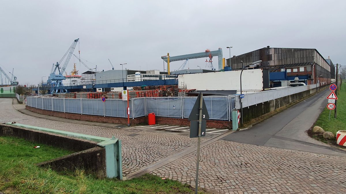 Blick vom Neuenfelder Fährdeich auf das Gelände der Pellas-Sietas-Werft. Viele Mitarbeiter werden bald in Kurzarbeit gehen müssen. Foto: Beneke