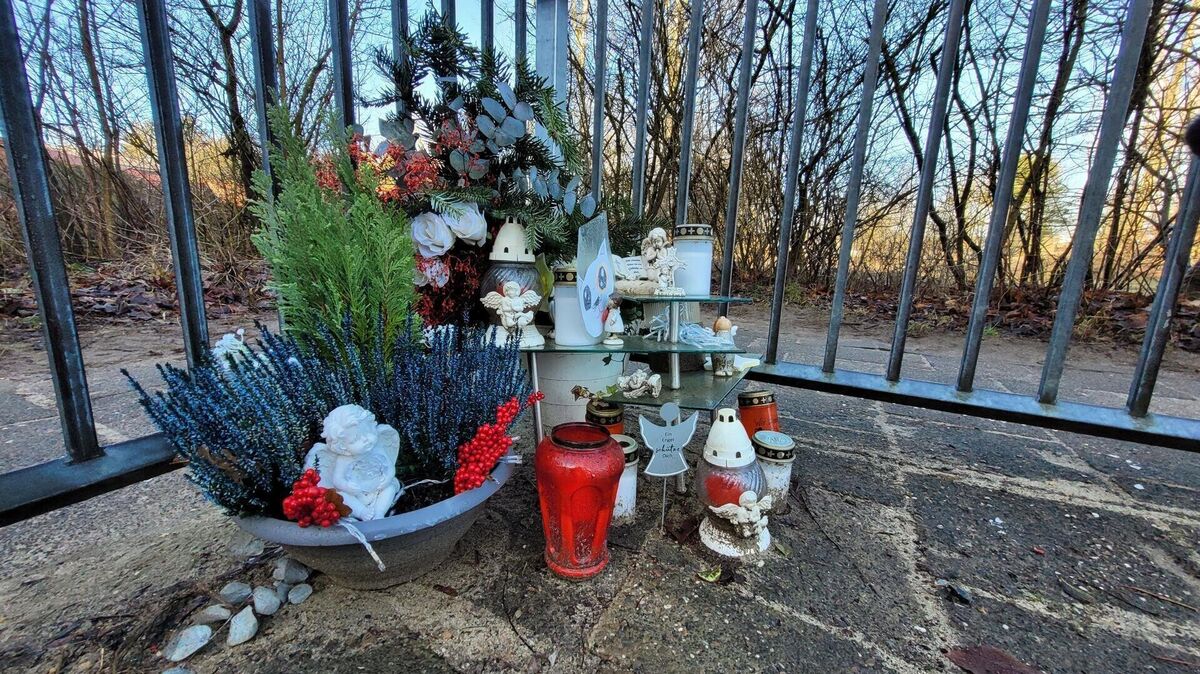 Auch ein Jahr nach dem Unfall vor der Nordholzer Grundschule stehen in einer Ecke des Haltestellenbereiches Blumen, Engel und Kerzen mit kleinen Botschaften, die an den verstorbenen, zehn Jahre alten Schüler erinnern. Foto: Leuschner