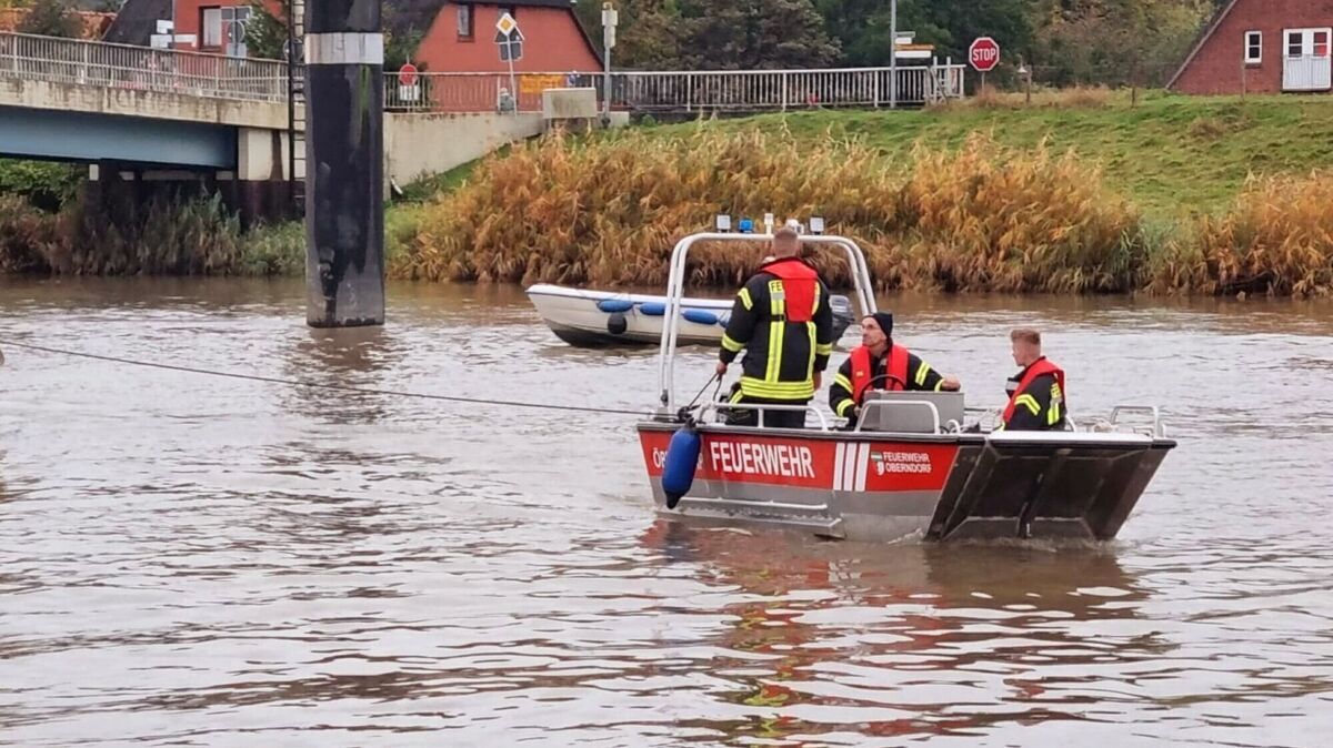 Mit dem Rettungsboot fuhr die Feuerwehr Oberndorf raus um das Schaf in der Oste in Augenschein zu nehmen. Foto: Lange