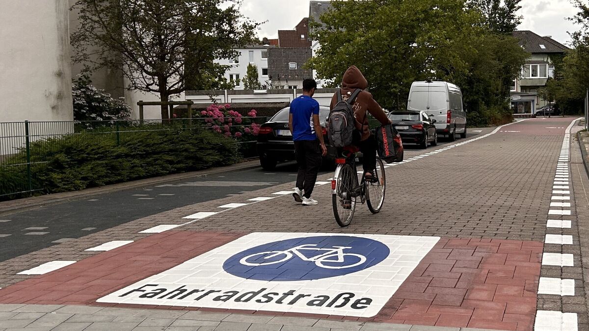 In Cuxhaven gibt es bereits einige Fahrradstraßen, in denen der Radverkehr Vorrang hat, so wie hier im Schwarzen Weg. Derzeit läuft ein Test in der Friedrich-Carl-Straße und im Grünen Weg. Unumstritten sind die Fahrradstraßen insbesondere bei Anwohnern nicht. Foto: ADFC