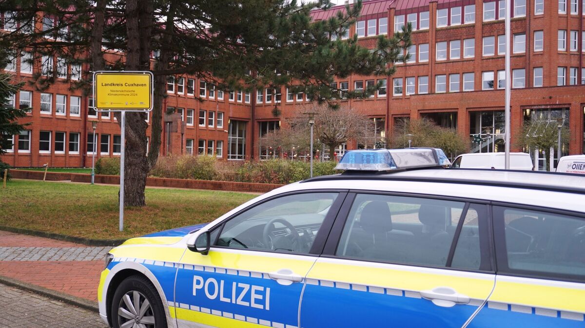 Mit einem größeren Aufgebot sicherte die Polizei am Mittwochmittag das Gelände rund um das Kreishaus in Cuxhaven, nachdem eine Bombendrohung eingegangen war. Foto: Brettschneider