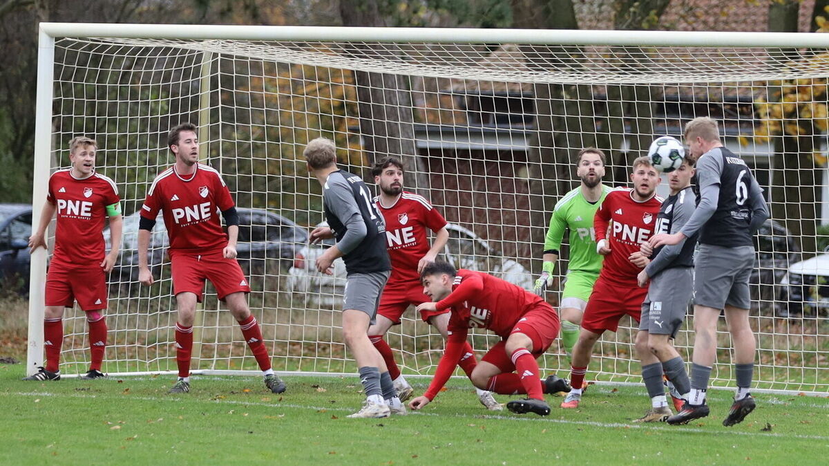 Der FC Cuxhaven und der TSV Altenwalde starten am Wochenende mit den ersten Pflichtspielen in die zweite Saisonhälfte. Beide müssen auswärts antreten. Der FC möchte seine Ungeschlagen-Serie fortsetzen, der TSV dem Topteam aus Sievern ein Bein stellen. Foto: Unruh