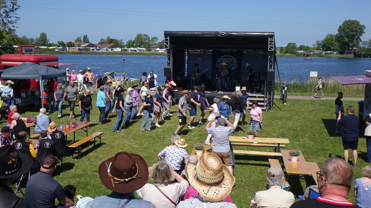Bestes Wetter und schöne Kulisse: Country-Fans versammelten sich am Pfingstmontag auf der Seebühne. Foto: Werder
