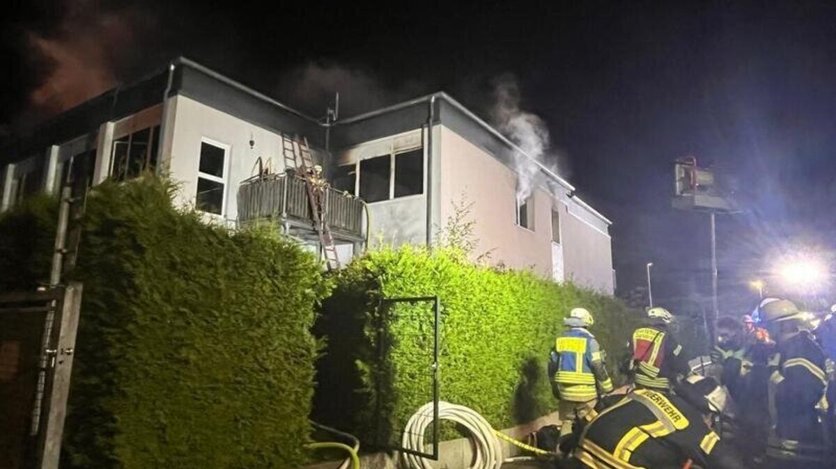 Feuerwehr im Einsatz: Ein Mehrfamilienhaus in Buxtehude stand in Flammen, während Feuerwehrleute den Brand bekämpften. Foto: Vasel