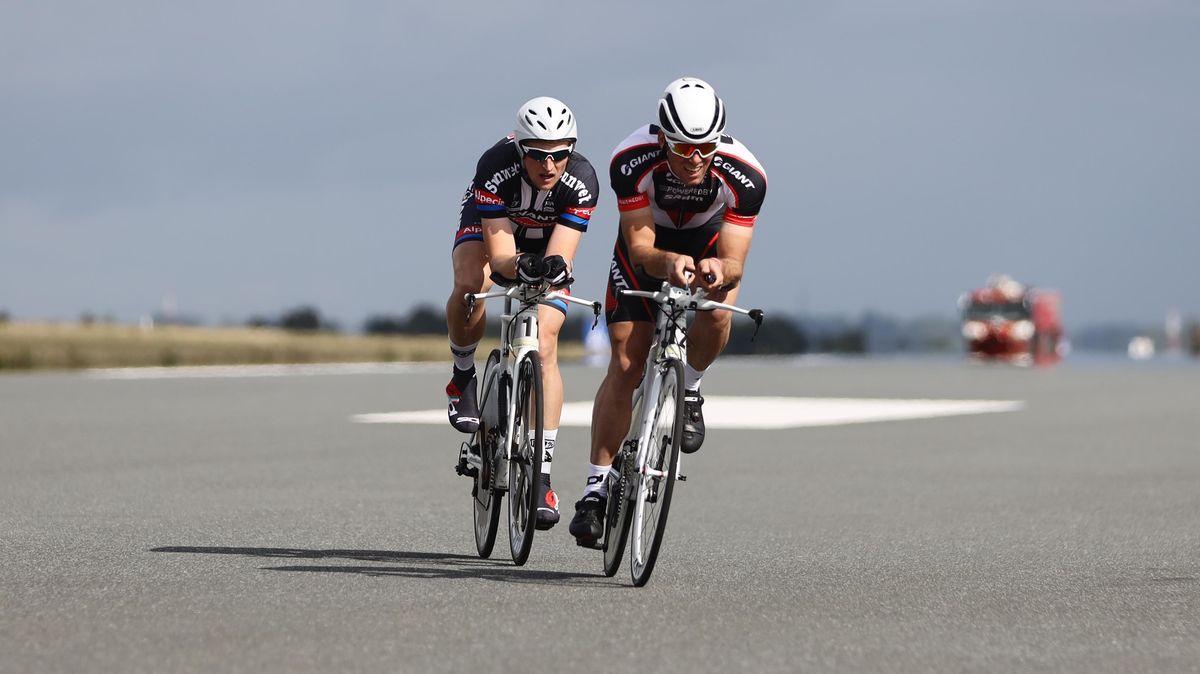 Perfekte Bedingungen: Die ambitionierten Radfahrer fegten mit ihren Rennrädern über die Start- und Landebahn des Marine-Fliegerstützpunktes in Nordholz. Foto: Unruh