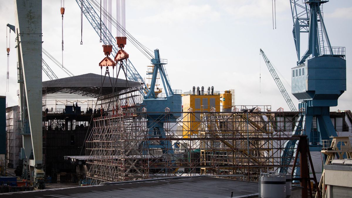 Blick auf die Werftanlagen von Pella Sietas in Neuenfelde. Wegen zu starker Verschlickung der Este-Mündung können derzeit keine Schiffe den Werft-Hafen verlassen. Erst im April soll durch Ausbaggerung für ausreichend Tiefgang gesorgt werden. Foto: Charisius / dpa