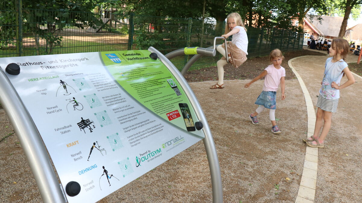 Neue Mehrgenerationen-Fitnessgeräte laden zu sportlicher Betätigung ein. Der Nachwuchs aus Hechthausen testete den Fitnesspark bereits am Eröffnungstag ausführlich. Foto: Mangels