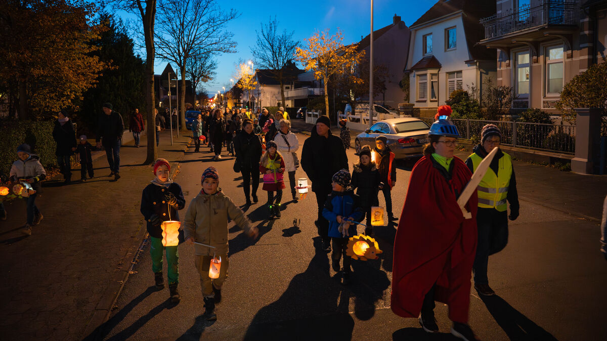 Hunderte Kinder und Angehörige nahmen an dem Laternelaufen durch Döse teil. Foto: Keck