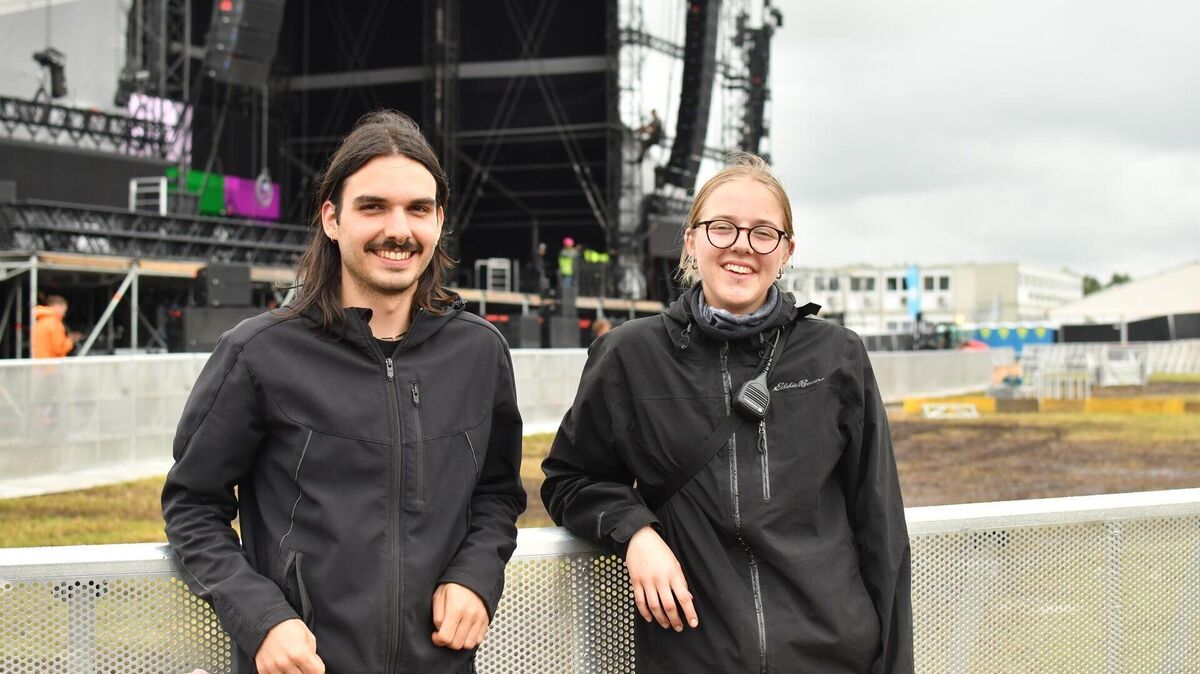 Aaron Münch und Luana Oelze arbeiten auf dem Deichbrand-Festival 2024. Foto: Karim El Boujdaini / HKES GmbH