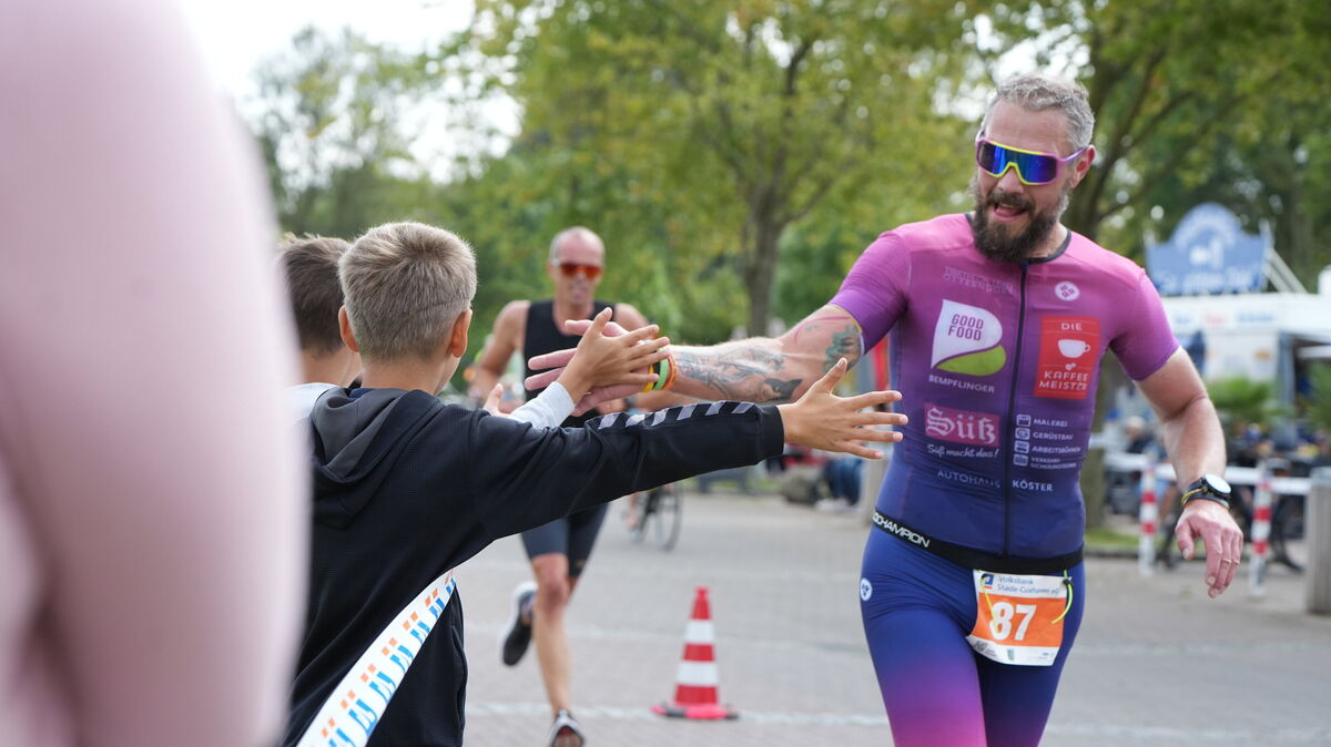 Der für den TSV Otterndorf startende Matthias Walther zeigte sich gut gelaunt auf den letzten Metern. Er kam als sechstschnellster Mann über die Olympische Distanz ins Ziel. Foto: Keck