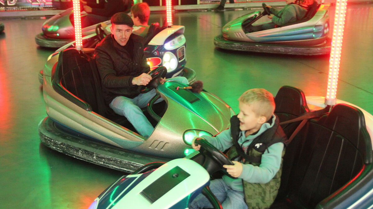 „Hat er mir jetzt die Vorfahrt genommen?“ scheint David Bode im Autoscooter zu denken. Der Vorsitzende des hiesigen Schaustellerverbandes war mit dem Auftakt des Cadenberger Herbstmarktes zufrieden. Foto: Grewe