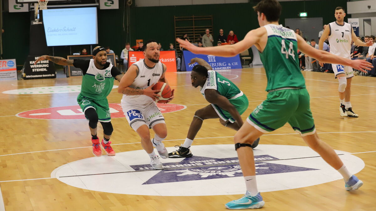 Deon McDuffie muss sich in dieser Situation gegen gleich drei Bergedorfer durchsetzen. Die BasCats hatten gegen den Meister einen sehr schweren Stand. Fotos: Witthohn