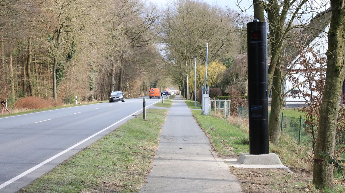 Hier blitzt es jetzt: die neue Messsäule an der B71. Foto: Landkreis Cuxhaven