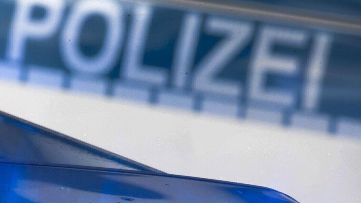 Nach einem Verkehrsunfall in Cappel ließ sich die Verursacherin von dem Fahrzeughalter an der Unfallstelle vertreten und wurde später betrunken in ihrer Wohnung angetroffen. Foto: Friso Gentsch/ dpa