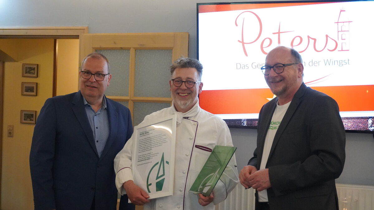 Landrat Thorsten Krüger (l.) und Olaf Reichert, Vorsitzender von Powerhouse Nord, überreichen Claus Peter die Auszeichnung „Motor des Nordens“. Foto: Brettschneider