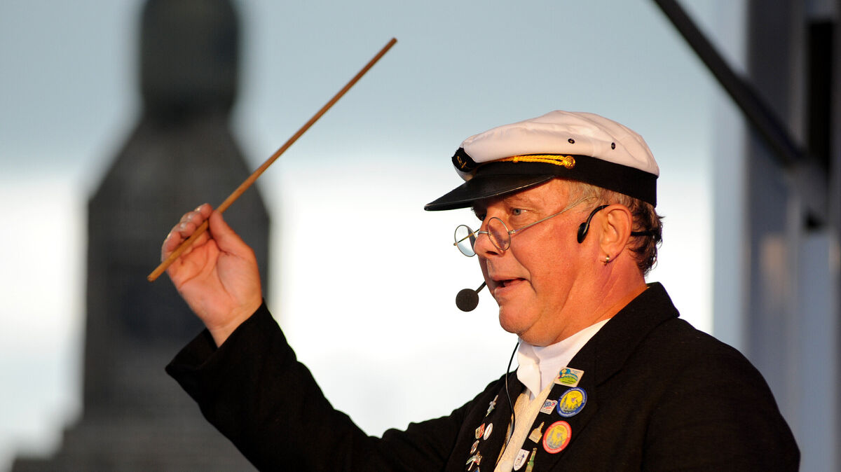 Als Ausrufer Albert Herrmann moderierte Günter Kruggel am 24. Juni 2016 die Festveranstaltung an der Alten Liebe zu den Feierlichkeiten "200 Jahre Seebad Cuxhaven". Foto: Ingo Wagner/dpa