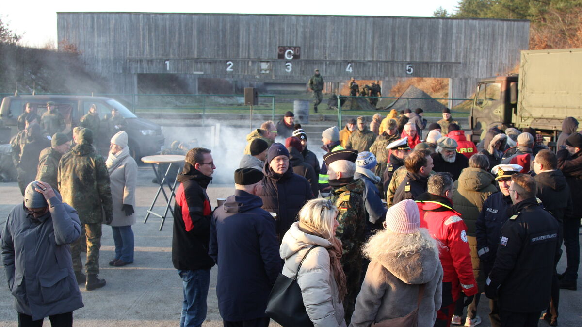 Neujahrsempfang auf der Standortschießanlage Altenwalde: Etwas Hitze verbreiteten nur die Feuertonnen. Fotos: Reese-Winne