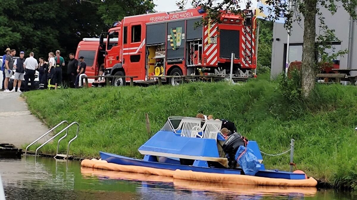 Nach Eintreffen der ersten Einsatzkräfte bestätigt sich die Meldung. Aus einem Sportboot lief eine geringe Menge Betriebsstoffe aus. Foto: Feuerwehr