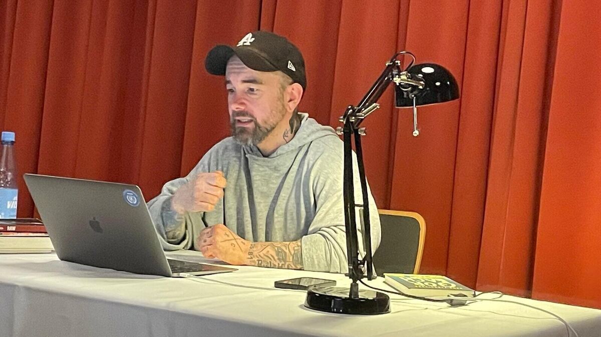 Der Stadtschreiber Hank Zerbolesch bei seiner Antrittslesung in der Stadtscheune. Foto: Kramp