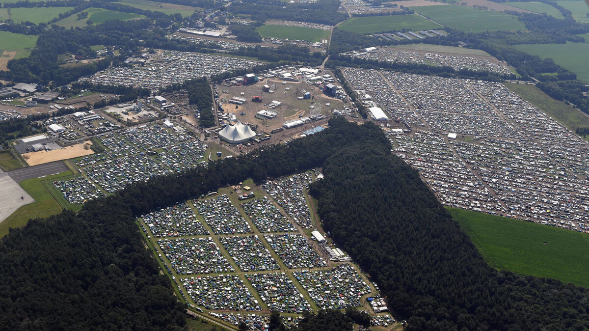 Luftaufnahme des Deichbrand Festivals: Eine temporäre Stadt aus 20.000 Zelten und 60.000 Besuchern erstreckt sich über 183 Hektar in Wanhöden. Foto: Scheer