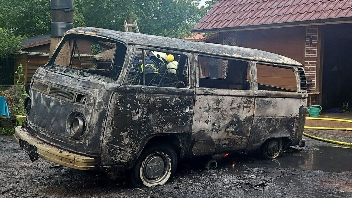 Road closure after fire in Cuxhaven district: Historic VW bus goes up in ...