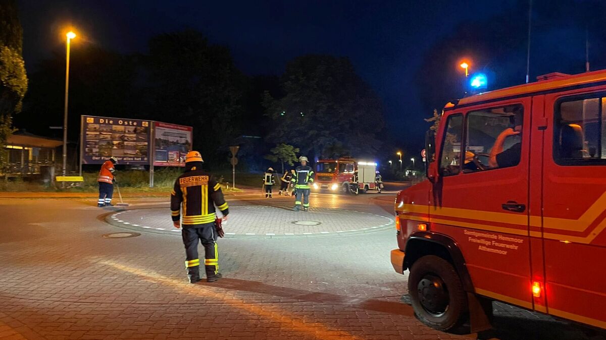 Nach erster Erkundung wurde festgestellt, dass der gesamte Bahnhofsweg und die Lamstedter Straße auf einer Länge von etwa 200 Metern mit Öl verschmutzt waren. Foto: Lange