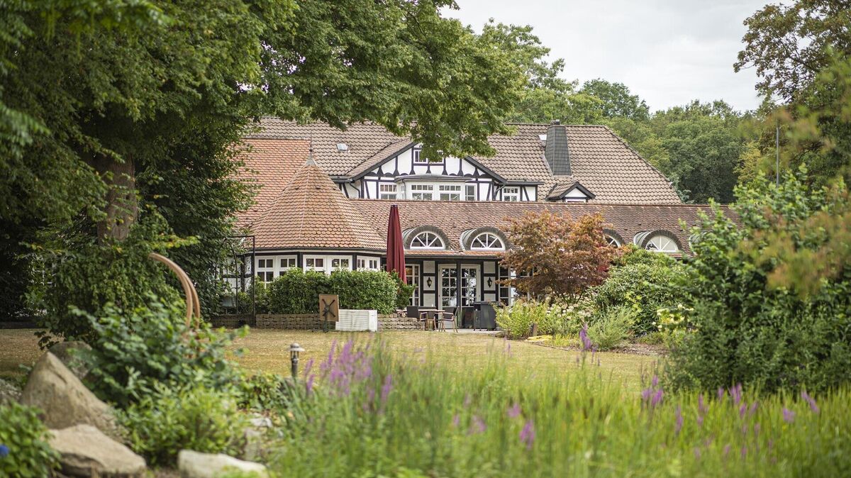 Das Restaurant des Romantikhotels mit seinem idyllischen Garten soll auch künftig ein zentraler Ort für Gäste und Einheimische bleiben. Foto: Polgesek