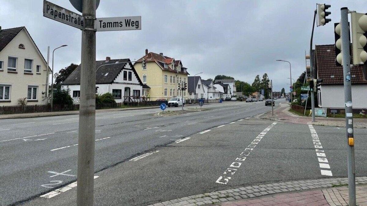 Die Papenstraße ist eine der Hauptverkehrsadern in Cuxhaven: An der Kreuzung zum Tamms Weg kollidierte der Audi mit einem entgegenkommenden Porsche. Eine 39-jährige Frau verlor ihr Leben. Foto: Lütt