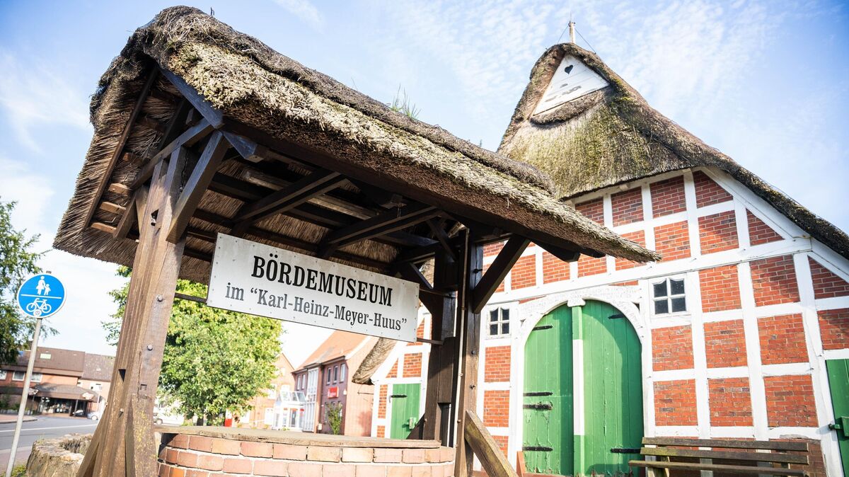 Karl-Heinz Meyer, damaliger Heimatpfleger, legte vor über 60 Jahren den Grundstein für das Bördemuseum Lamstedt. Derzeit geht es um die Zukunft des Fachwerkhauses. Eine Sanierung erscheint dringlich geboten. Foto: Keck