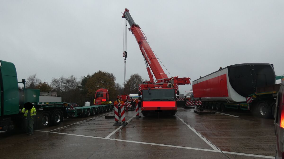 In den vergangenen drei Wochen kontrollierten Polizeibeamte Schwertransportfahrzeuge auf dem Autobahnparkplatz Bütteler Holz auf der A27. Foto: Polizei