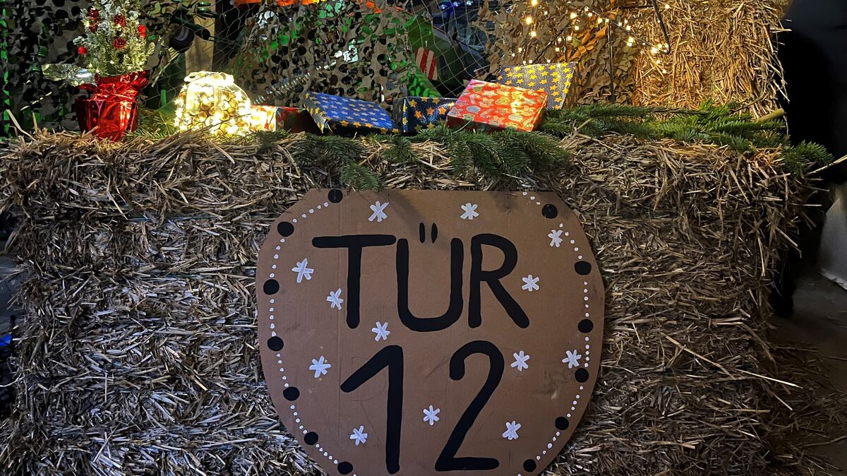 Das zwölfte Türchen des lebendigen Adventskalenders wurde geöffnet. Foto: Grell