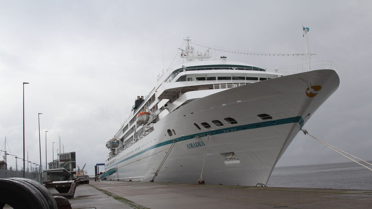 Überraschungsgast in Cuxhaven: Die "Amadea" der Reederei Phoenix ist seit 2015 auch ZDF-"Traumschiff". Foto: Reese-Winne