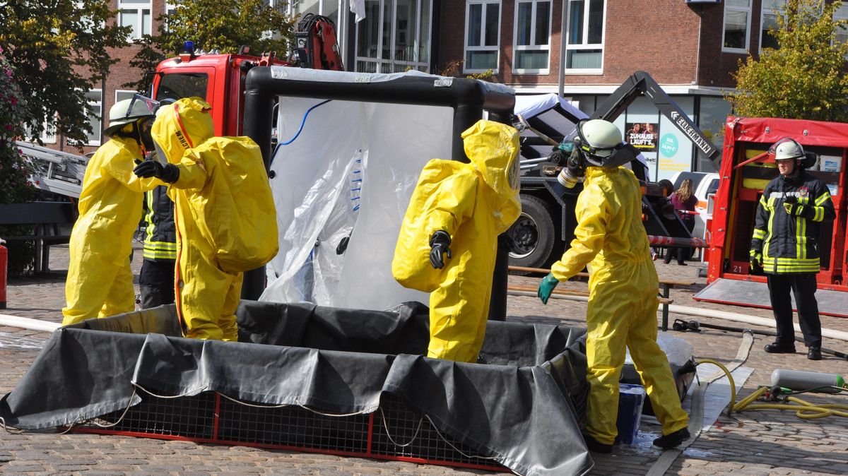 Wie die speziell ausgebildeten Strömungsretter ausgestattet sind, demonstrierten Mike Brodhafen und Dieter Sandfort von der DLRG Cuxhaven. Foto: