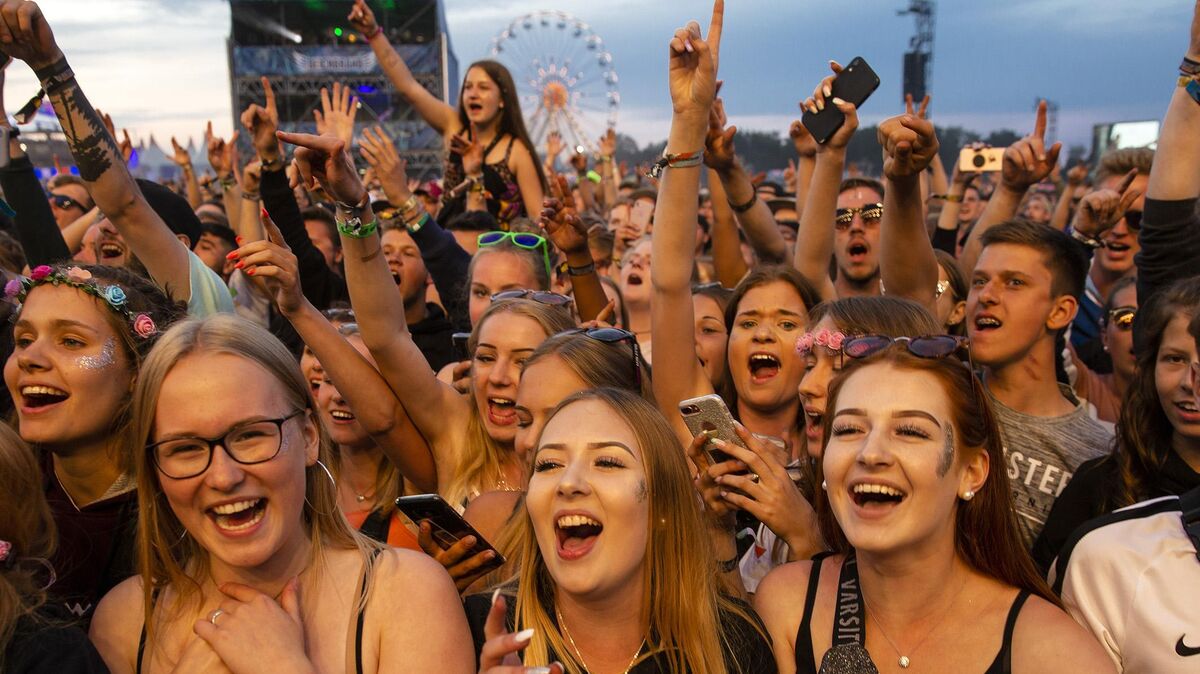 Menschengedränge beim Deichbrand Cuxhaven vor der Bühne: Die Veranstalter glauben, dass es dieses Jahr ein Deichbrand wie im Jahr 2019 geben wird. Archivfoto: Adelmann