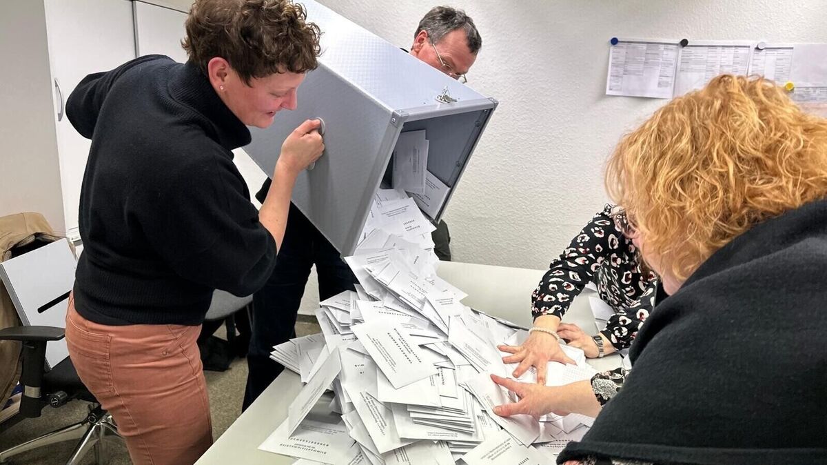 Im Cuxhavener Kreishaus werden am 13. September ab 18 Uhr alle Wahlurnen ausgeschüttet. Archivfoto: Reese-Winne