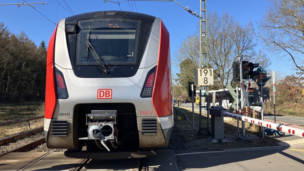 Die S-Bahn schleift den jungen E-Scooter-Fahrer noch mehrere Meter mit. Foto: Polizei Stade