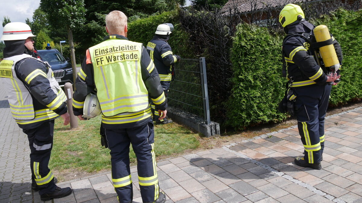 Einsatzleiter Jan Lafrenz und der stellvertretende Gemeindebrandmeister Malte Schimmelpfennig lassen mit einer Wärmebildkamera den Einsatzort auf Glutnester überprüfen. Foto: Lange