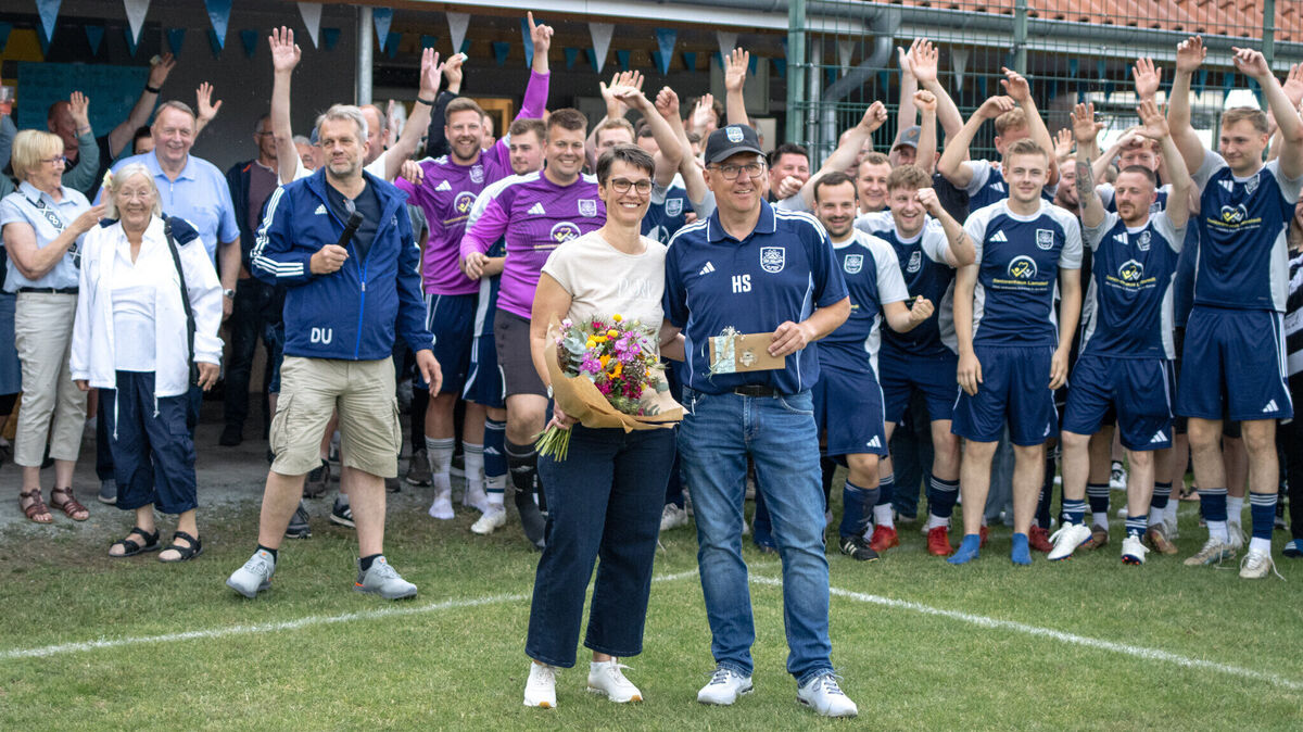 Jubel für einen verdienten Ehrenamtlichen: Henry und Claudia Springer lassen sich von den Fußballern des TSV Hollen-Nord feiern. Foto: Gina von Thaden
