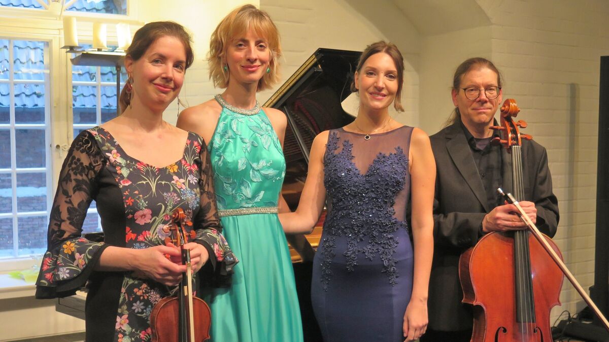 Sie begeistern ihr Publikum im Schloss Ritzebüttel: die Geigerin Katharina Kording, die Pianistin Karla-Maria Kording, die Mezzosopranistin Marzia Marzo und der Cellist Peer-Christoph Pulc. Foto: Cordes