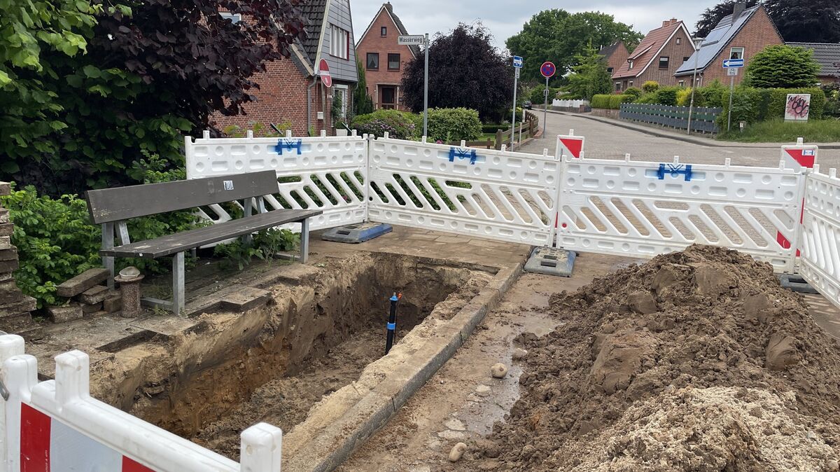 Der Rohrbruch ereignete sich an der Ecke Geschwister-Scholl-Straße/Wasserweg. An dieser Stelle sammelt sich auch häufig das Wasser der zu den Sportstätten und ins Wohngebiet führenden Kantstraße. Foto: Reese-Winne