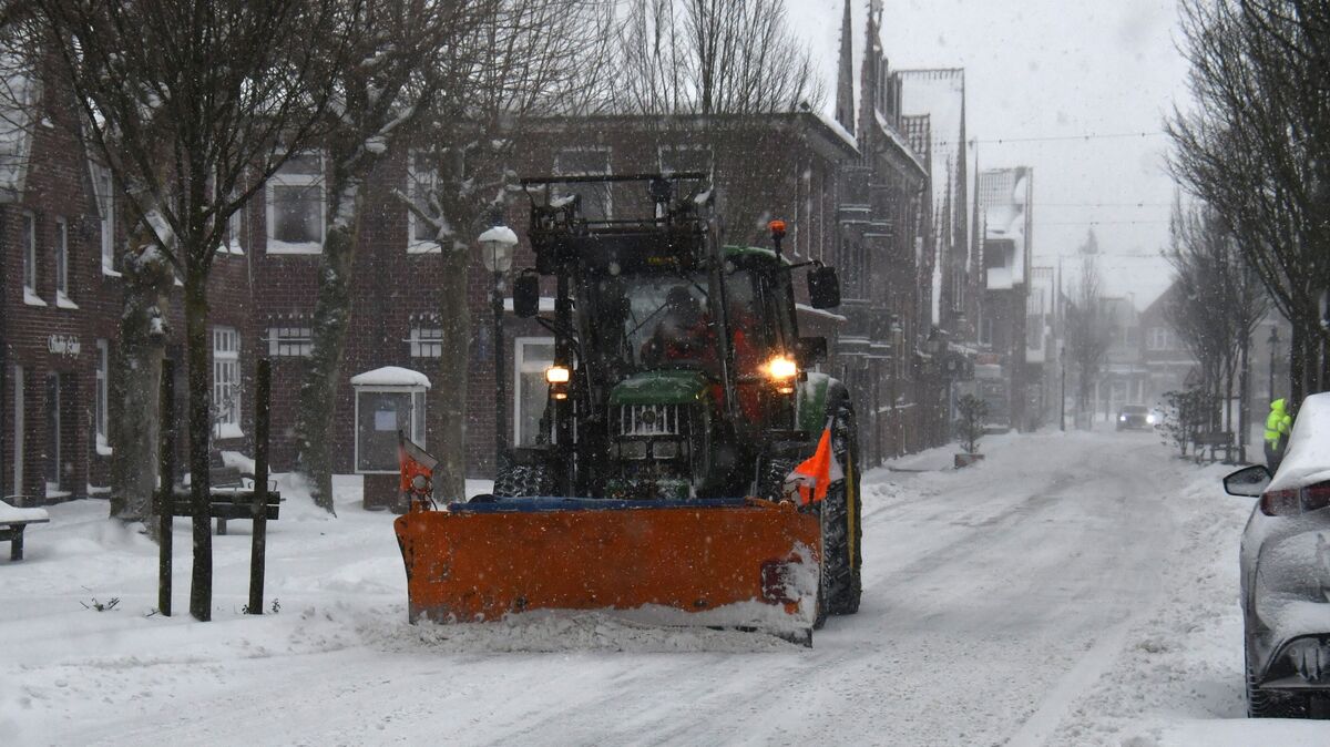 Räumarbeiten in der Otterndorfer Innenstadt: Den Landkreis kostet ein Winterdiensteinsatz bis zu 9.000 Euro. Foto: Schröder