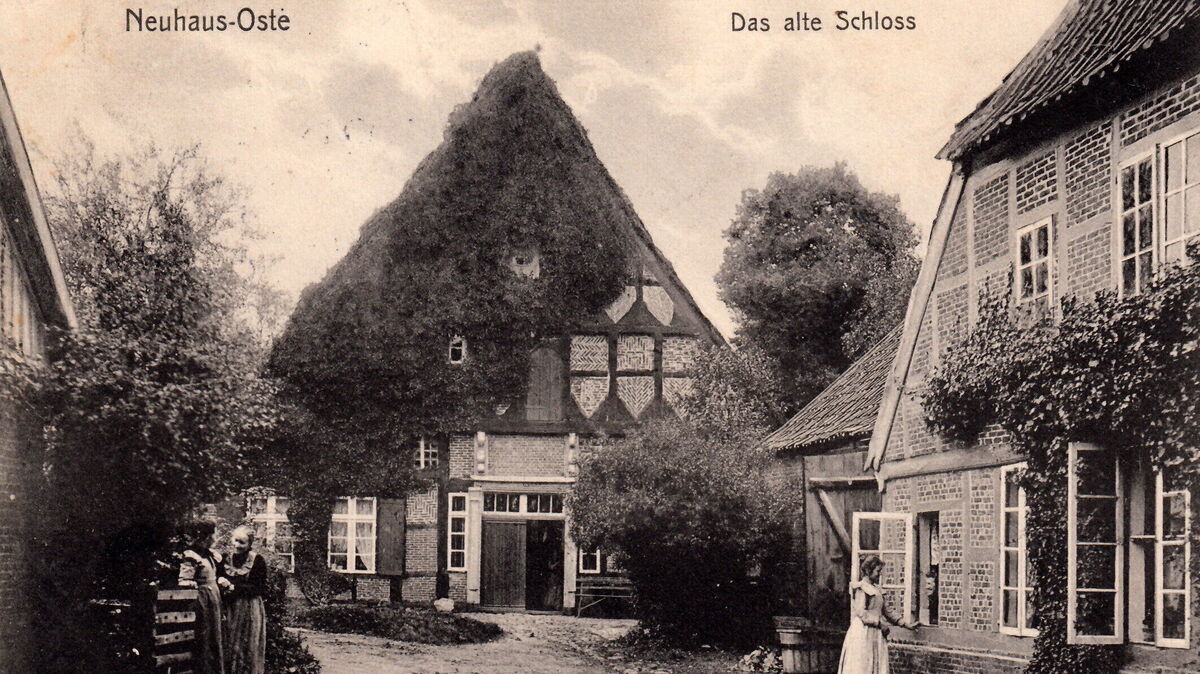 Das Alte Schloss in Neuhaus an der Oste zeigte sich auf einer Postkarte ca. aus dem Jahr 1910 dicht berankt.