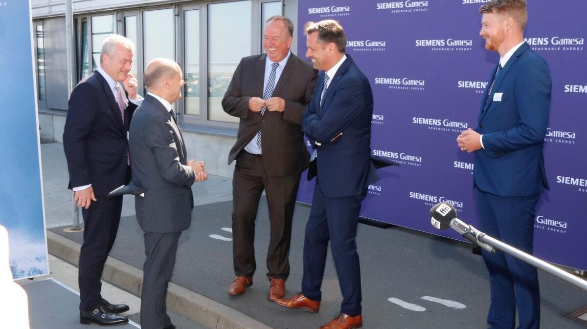 Bundeskanzler Olaf Scholz (2.v.l.) wird bei seiner Ankunft in Cuxhaven von einer Delegation um Oberbürgermeister Uwe Santjer (3.v.l.) empfangen. Foto: Koppe