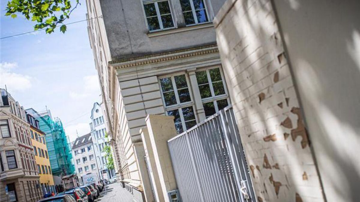 Ein Täter hat mit einer Armbrust auf eine Mitarbeiterin des Lloyd Gymnasiums geschossen und sie schwer verletzt. Foto: Arnd Hartmann