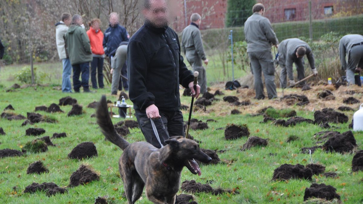 Großeinsatz in Hechthausen: Rund 20 Beamte hatten im November 2009 auf dem Grundstück des Paares, auf dem das gemeinsame Haus stand, rund 1000 Löcher ausgehoben, damit Leichenspürhunde Witterung aufnehmen konnten. Doch die Aktion brachte keinen Erfolg. Nancy Köhn bleibt bis heute verschwunden... Archivfoto: Unruh