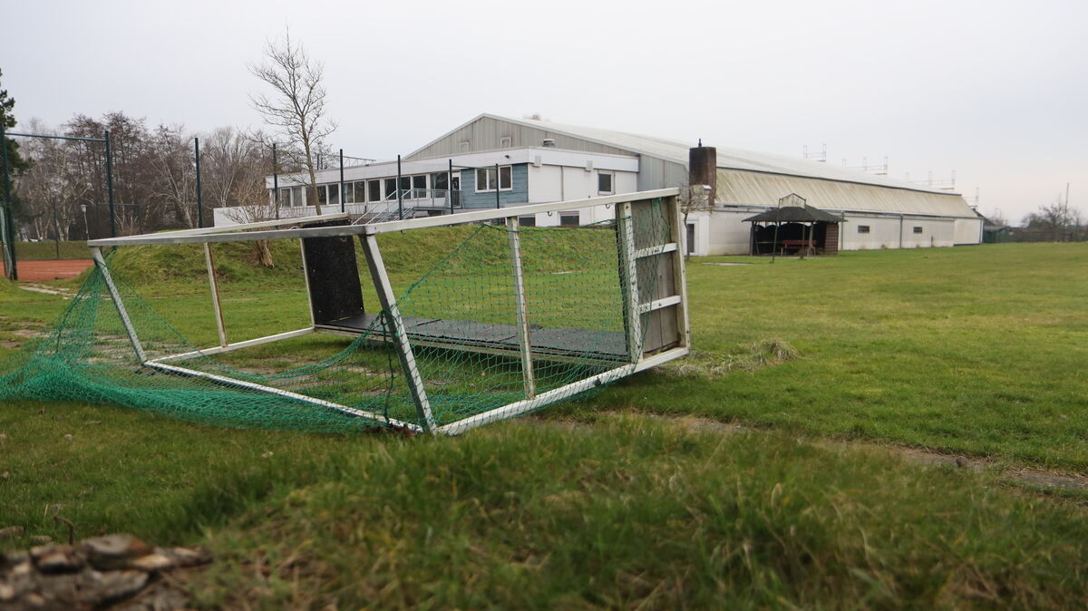 Auf der Anlage des SC Schwarz-Weiß Cuxhaven gibt es noch einen Naturrasenplatz für den Hockeysport. Das ist nicht mehr zeitgemäß. Offizielle Wettkämpfe können dort schon lange nicht mehr stattfinden. Der Verein hofft auf einen Kunstrasenplatz an dieser Stelle. Foto: Unruh