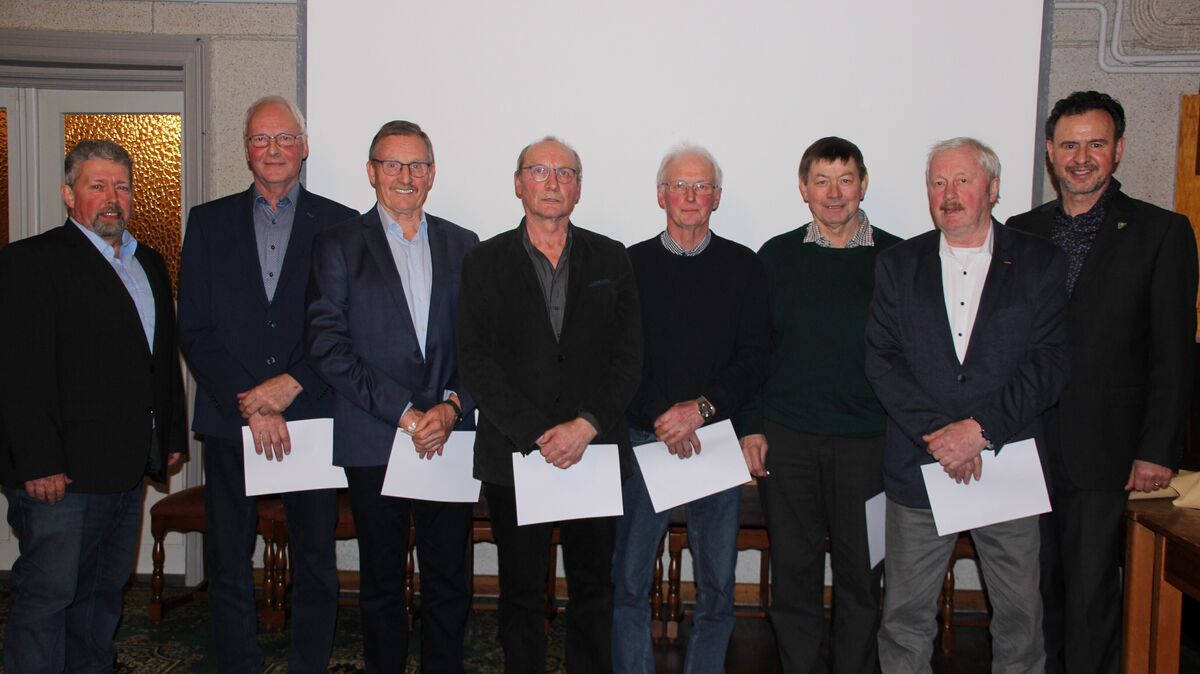 Bernd Markus Böye (l.) und Kai-Uwe Tiedemann (r.) vom Vereinsvorstand mit den Geehrten. Foto: Joppien