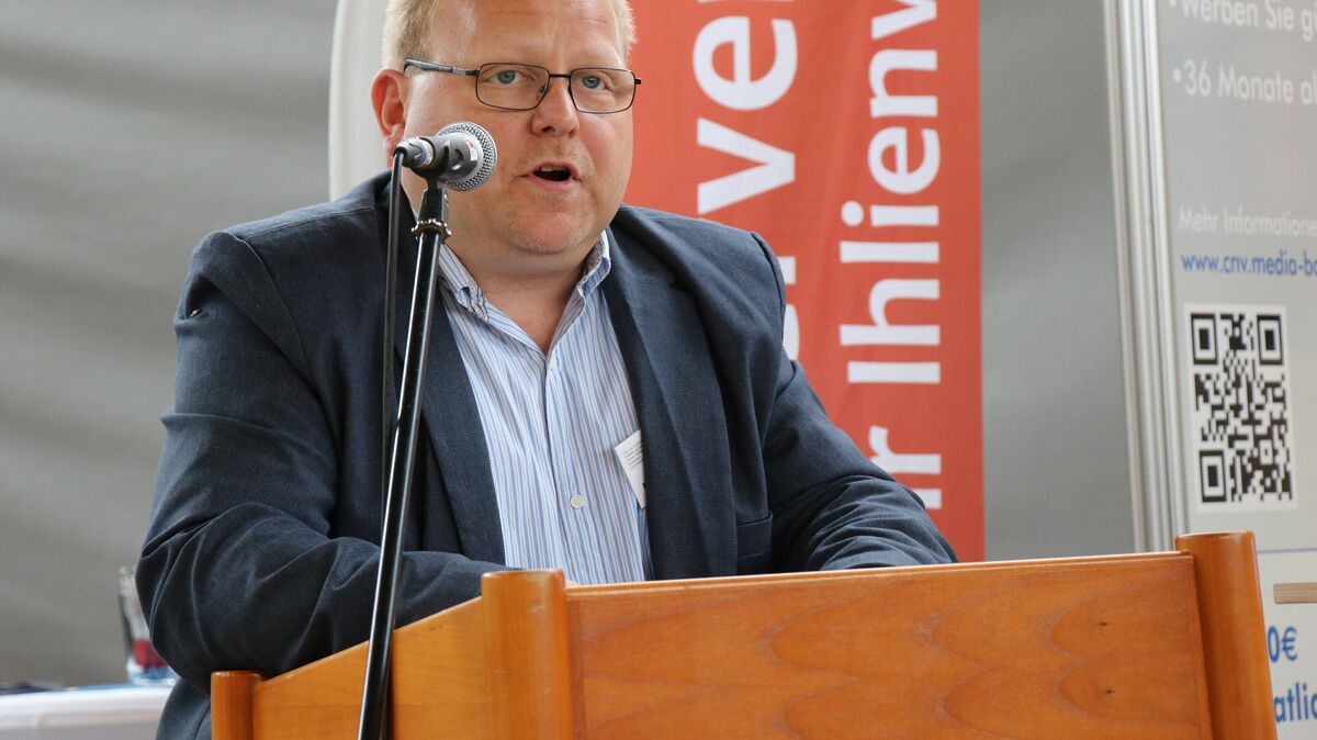 Das verschwunden geglaubte Ihlienworther Rednerpult – hier eine Archivaufnahme aus dem Jahr 2019 mit dem Vorsitzenden der Werbegemeinschaft Ihlienworth, Michael Saborowski – ist wieder aufgetaucht. Foto: Mangels