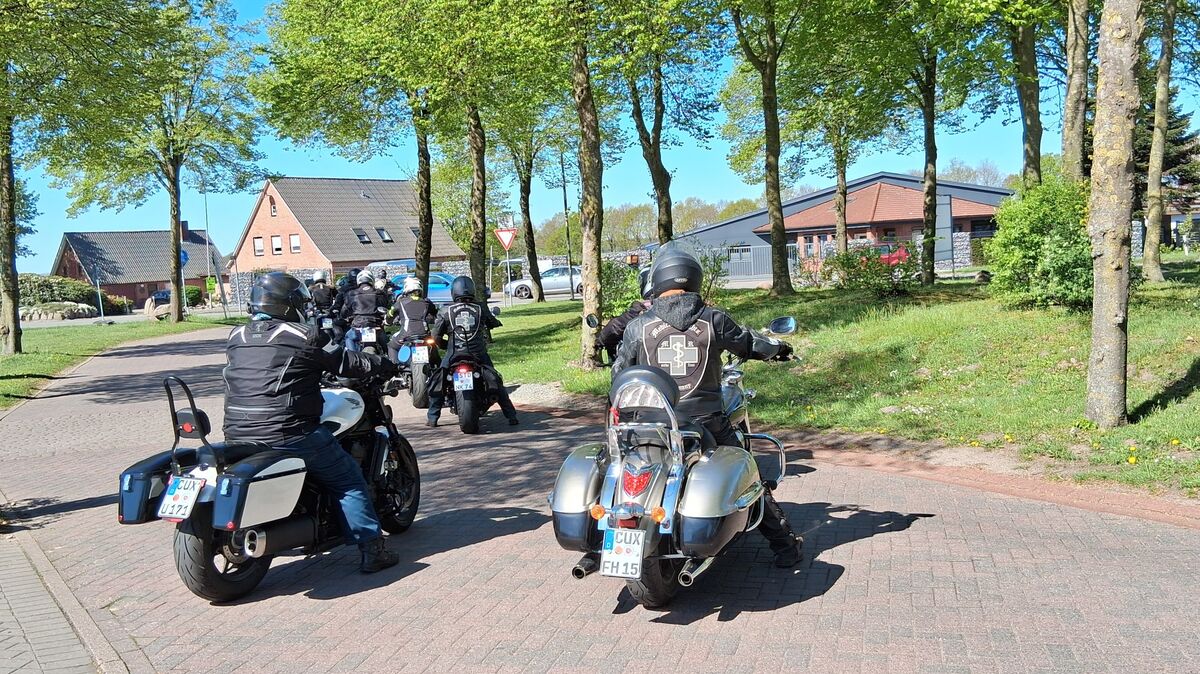 Nach dem Abschlussgespräch geht es in Kolonnenfahrt nach Dorum, Varrel oder Grünendeich. Foto: Lange